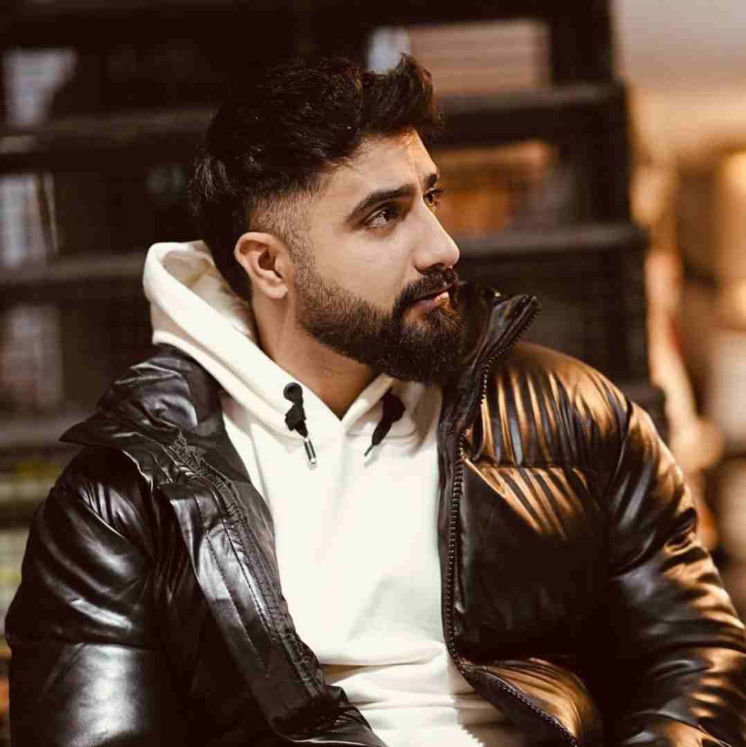 آهنگ جدید محمد امیری یه اتاق تاریک